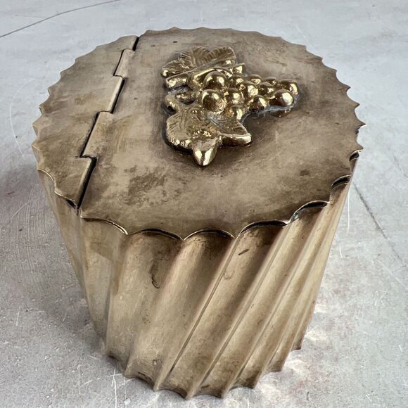 Vintage Fluted Brass Hinged Trinket Box Tea Caddy With Grapes - Picture 2 of 11